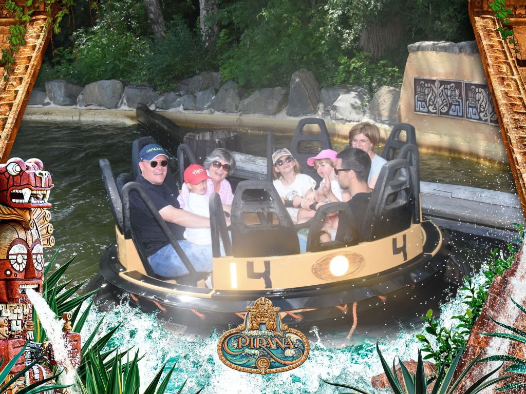 Families of Itenium employees laughing and getting soaked on the Efteling Piraña water ride, capturing moments of shared joy and a memorable corporate family day.