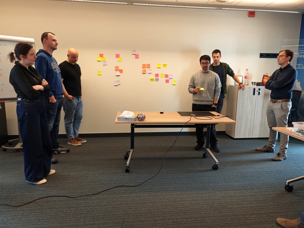 Consultants brainstorming and sharing ideas during an interactive Open Space session at Itenium, using sticky notes for collaborative problem-solving. This highlights hands-on engagement and collective intelligence in action.