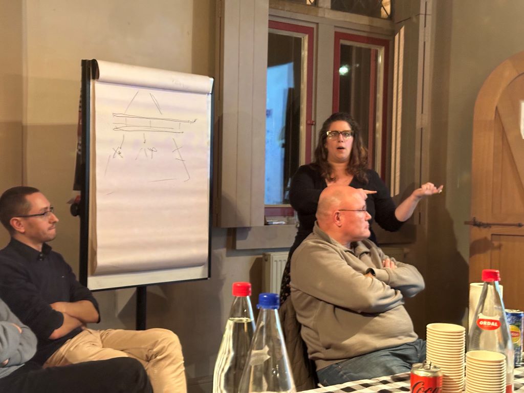 Talisa leads the discussion at Itenium Soft Skill Sessie: Presentatietechnieken en Spreken voor Groep, sharing valuable insights on how to captivate an audience and deliver impactful presentations with confidence.